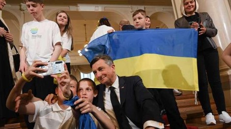 VIDEO: Poglejte utrinke iz predsedniške palače, kjer je Pahor sprejel begunce