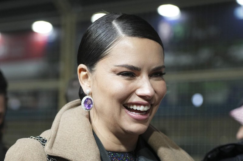 Noseča Adriana Lima ŠOKIRALA v nenavadni kreaciji (foto: Profimedia)