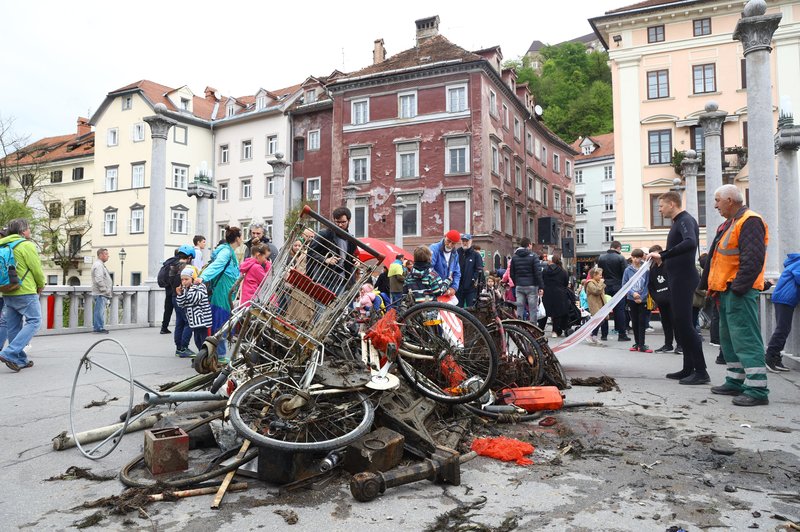 Iz Ljubljanice potegnili pol tone smeti: TO je bil najbolj nenavaden predmet (foto: BOBO)