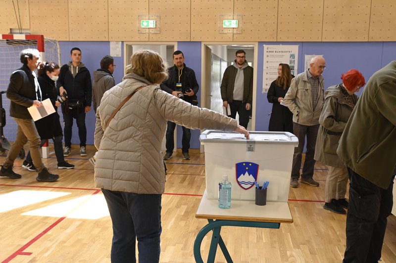 Pred volitvami velja volilni molk: inšpektorji že dopoldne imeli polne roke dela (foto: Bobo)