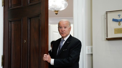 Biden popravlja svoje stare grehe. Pomilostil je tudi varnostnika Johna F. Kennedyja