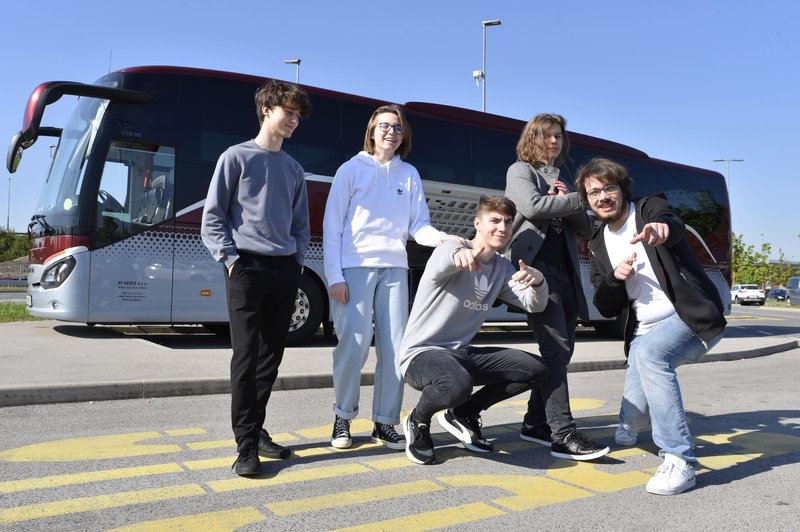 Naši evrovizijci na poti v Torino: tako se kratkočasijo na avtobusu (video) (foto: Bobo)