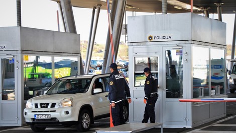 Na meji že gneče, za vstop v državo tudi več kot ura čakanja