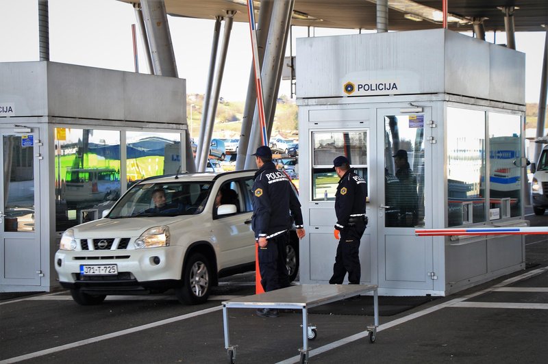 Na meji že gneče, za vstop v državo tudi več kot ura čakanja (foto: Bobo)