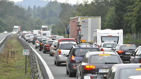 Gorenjska avtocesta ni več zaprta, a nastajajo daljši zastoji