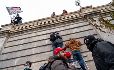 V ZDA obsodili podpornika Donalda Trumpa, ki je med škandaloznim vdorom v ameriški kongres prvi vdrl v palačo