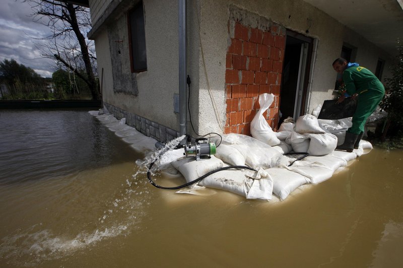 Po besnenju neurja je škoda precejšnja, kaj pravijo številke? (foto: Profimedia)