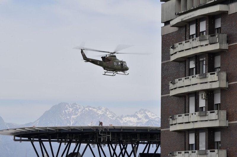 Požar v Melaminu: dva huje opečena prepeljali v UKC Ljubljana (foto: Bobo)