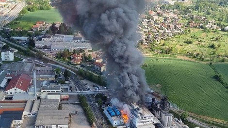 Eksplozija v Kočevju! Prebivalce ogroža gmota črnega dima