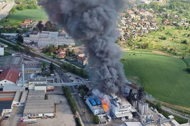 Eksplozija v Kočevju! Prebivalce ogroža gmota črnega dima (foto: Facebook/Robert Latin)