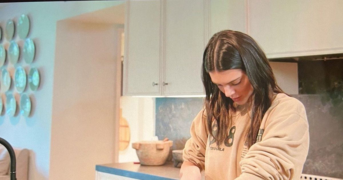 skoraj tragično poglejte kako kendall jenner reže kumarico