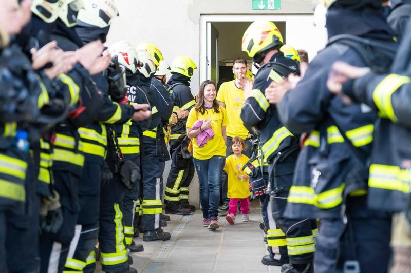 Tekli so po stopnicah Kristalne palače: "Dogodek je bil poln čustev in solz." (foto: Damjan Končar)