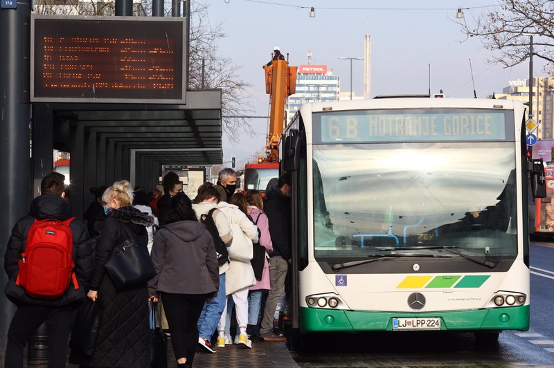 Dve ljubljanski liniji decembra tako polni, da potniki skoraj ostajajo pred vrati, preverili smo, kaj načrtuje LPP (foto: Bobo)