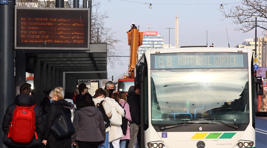 Brezplačnim vozovnicam za javni potniški promet kmalu poteče veljavnost - jih bodo podaljšali? (foto: Bobo)