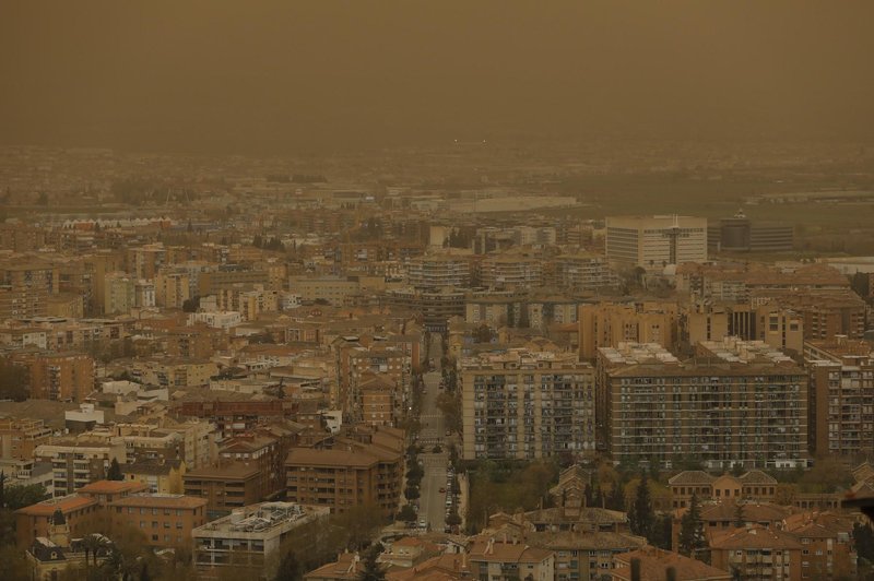 Saharski pesek je letos že prineslo na staro celino, kjer je konec marca pokril Grenado v Španiji. (foto: Profimedia)