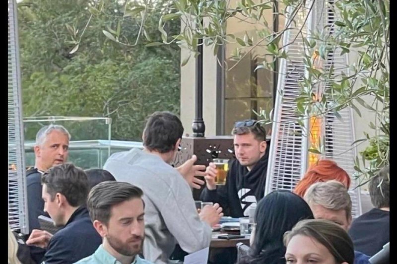 FOTO: Je Luka Dončić pred tekmo pil pivo? (foto: Twitter profil greenlight)