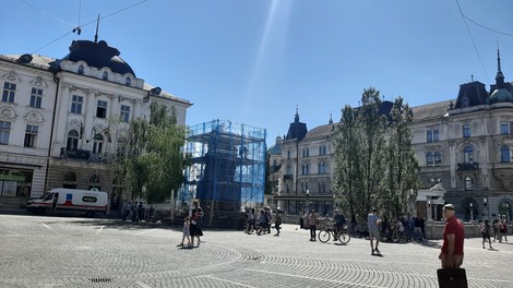 Kaj se dogaja s Prešernom na trgu v Ljubljani: bo še gledal Julijo?