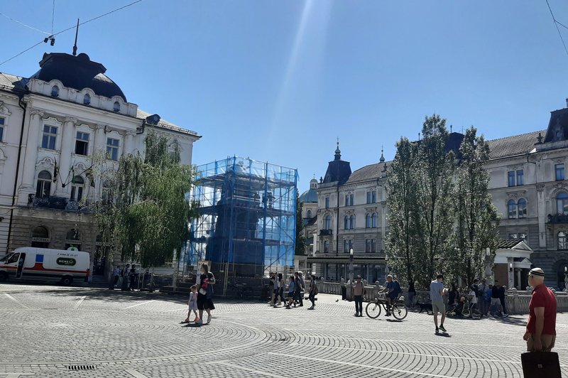 Kaj se dogaja s Prešernom na trgu v Ljubljani: bo še gledal Julijo? (foto: Uredništvo)