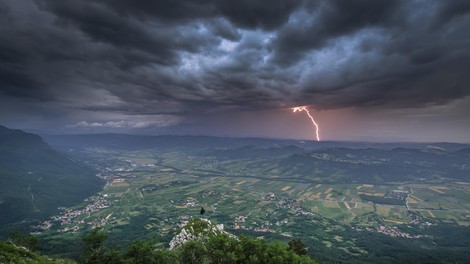 Arso izdal oranžno opozorilo: prihaja huda ura, bližajo se nevihtni oblaki