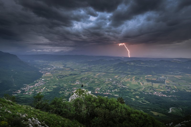 Arso izdal oranžno opozorilo: prihaja huda ura, bližajo se nevihtni oblaki (foto: Bobo)