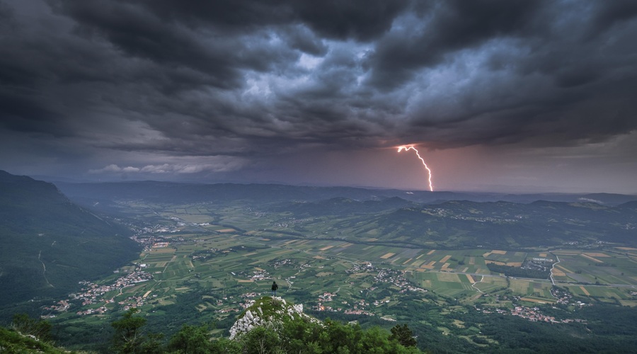 Arso izdal oranžno opozorilo: prihaja huda ura, bližajo se nevihtni oblaki (foto: Bobo)