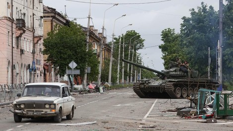 Taktika požgane zemlje: "Na vzhodni fronti vsak dan umre do 100 ukrajinskih vojakov."