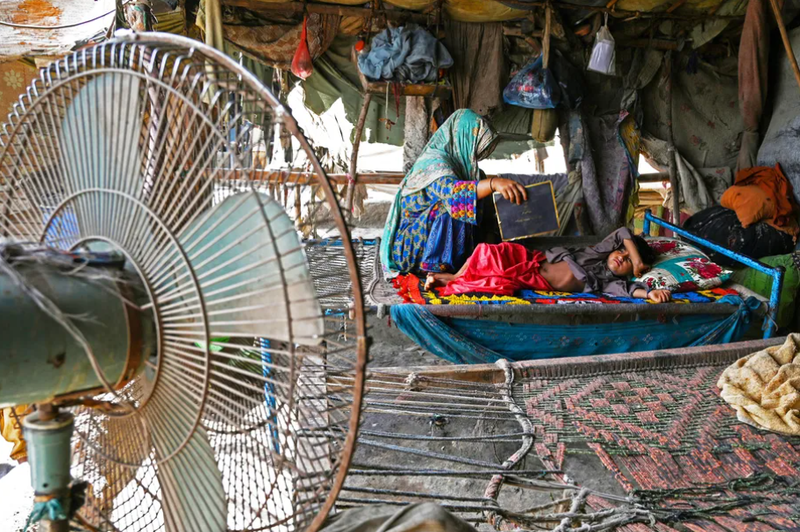 Vrtoglave temperature, pomanjkanje vode in nikogar, ki bi jim prisluhnil. (foto: Aamir Qureshi/AFP Getty Images/Twitter)