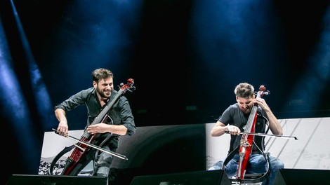 FOTO: Ko je Luka iz 2CELLOS na oder povabil gosta presenečenja, se je občinstvo raznežilo kot že dolgo ne