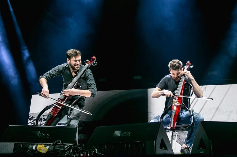 FOTO: Ko je Luka iz 2CELLOS na oder povabil gosta presenečenja, se je občinstvo raznežilo kot že dolgo ne (foto: Profimedia)