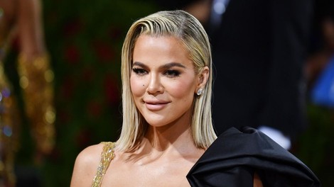 Očitno ima rada mlajše: Khloe Kardashian opazili v objemu slavnega Italijana