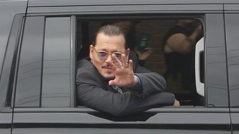 Johnny Depp na sojenju s srbsko kravato: kdo mu jo je podaril?