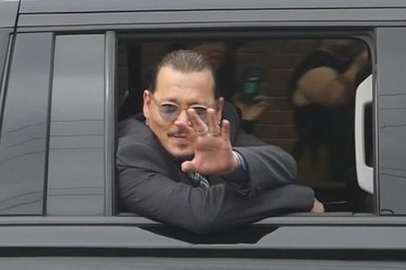 Johnny Depp na sojenju s srbsko kravato: kdo mu jo je podaril? (foto: Profimedia)