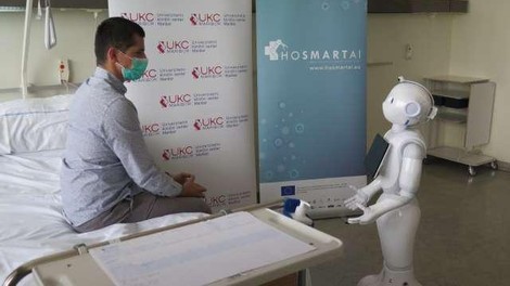 V mariborski bolnišnici nekatera dela namesto medicinskega osebja opravlja robot: pacienti razkrivajo, kako se obnese