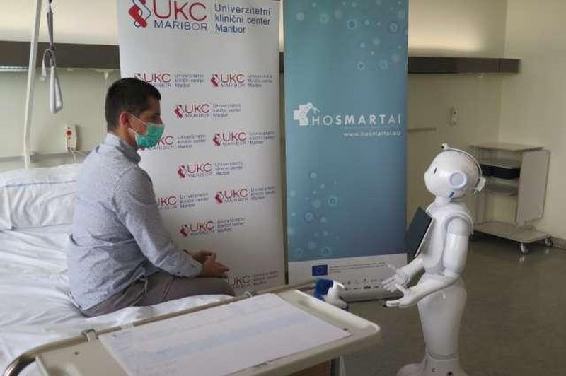 V mariborski bolnišnici nekatera dela namesto medicinskega osebja opravlja robot: pacienti razkrivajo, kako se obnese (foto: Andreja Seršen Dobaj/STA)