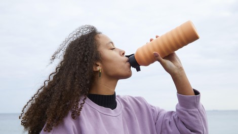 Če bodo podjetja še naprej delovala kot do sedaj, bo do leta 2050 v morju več plastike, kot rib