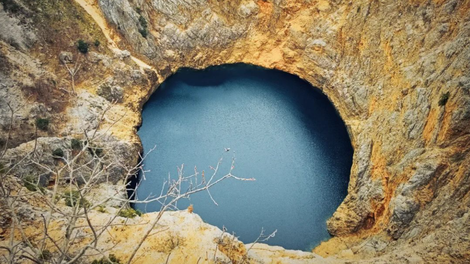 Ste že slišali za skrivnostno Rdeče jezero, v katerega ni še nihče vrgel kamna?