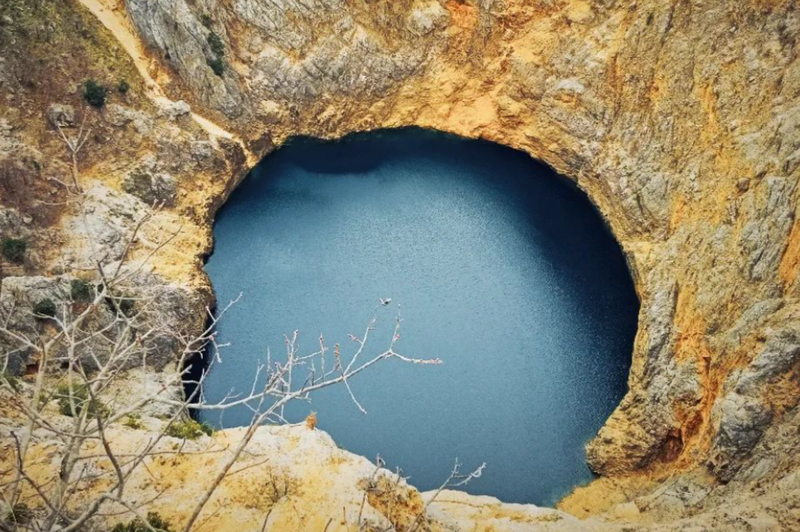 Ste že slišali za skrivnostno Rdeče jezero, v katerega ni še nihče vrgel kamna? (foto: Instagram/Pierre Obeah)