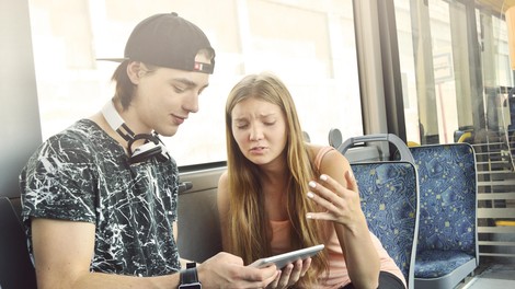 Verjamete, da vam telefon prisluškuje? Resnica je veliko hujša