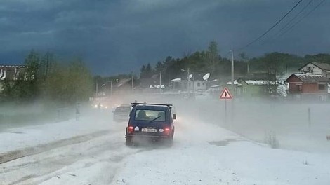 (VIDEO) Tudi nad Hrvaško so se razbesnele krute nevihte s točo!