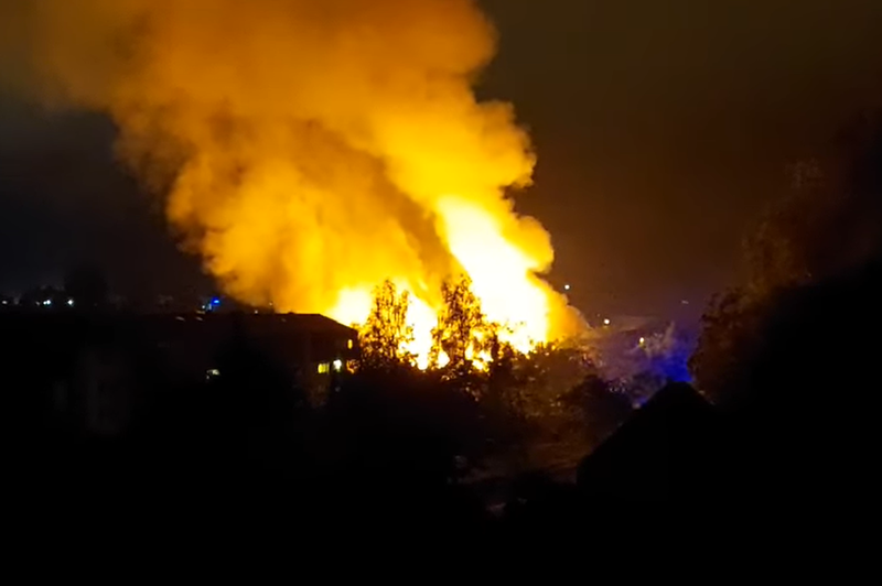 Ponoči je v požaru zagorel nekoč priljubljeni hotel (foto: Posnetek zaslona/Facebook/Cveto Irena Erjavec)