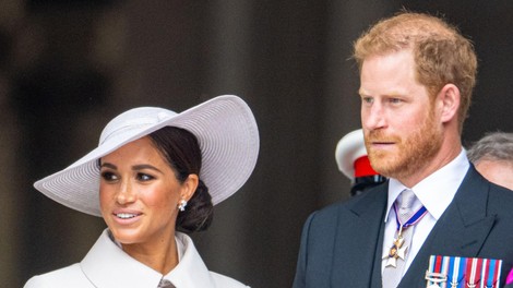 Kam sta med praznovanjem kraljičinega jubileja izginila Harry in Meghan?