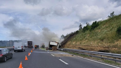 Previdno! Na avtocesti se je tovornjak prevrnil na streho!