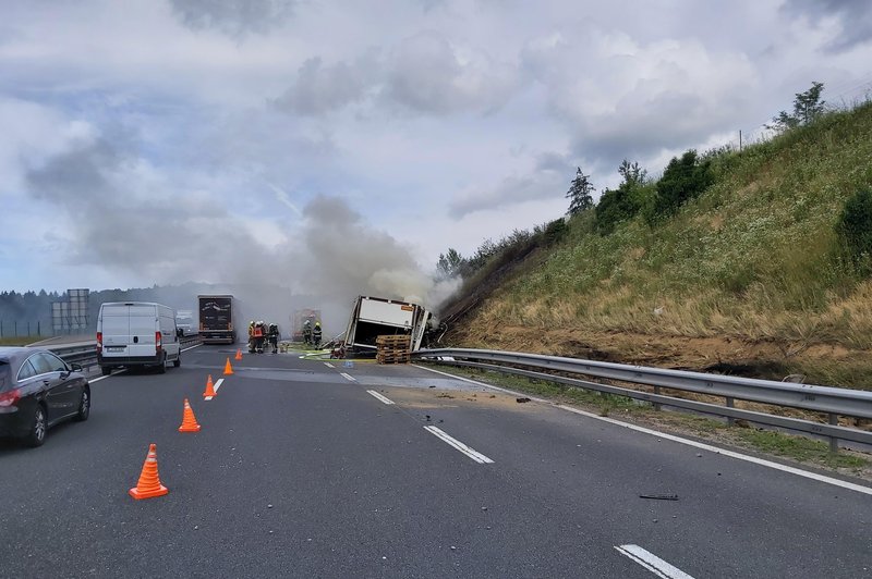 Previdno! Na avtocesti se je tovornjak prevrnil na streho! (foto: Twitter/Promet.si)