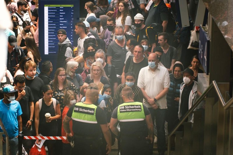 Nemci se drenjajo na prenatrpanih vlakih, pristojni prejeli na stotine pritožb (foto: Profimedia)