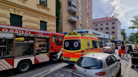 Previdno z električnimi skiroji! V Celju je zagorel med polnjenjem