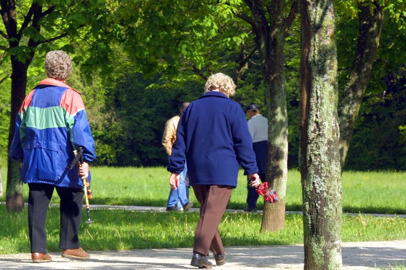 Upokojenci imajo razlog za veselje: konec meseca bodo imeli na računu VEČ denarja (foto: Bobo)