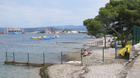 20-letnik na slovenski plaži napadel moškega