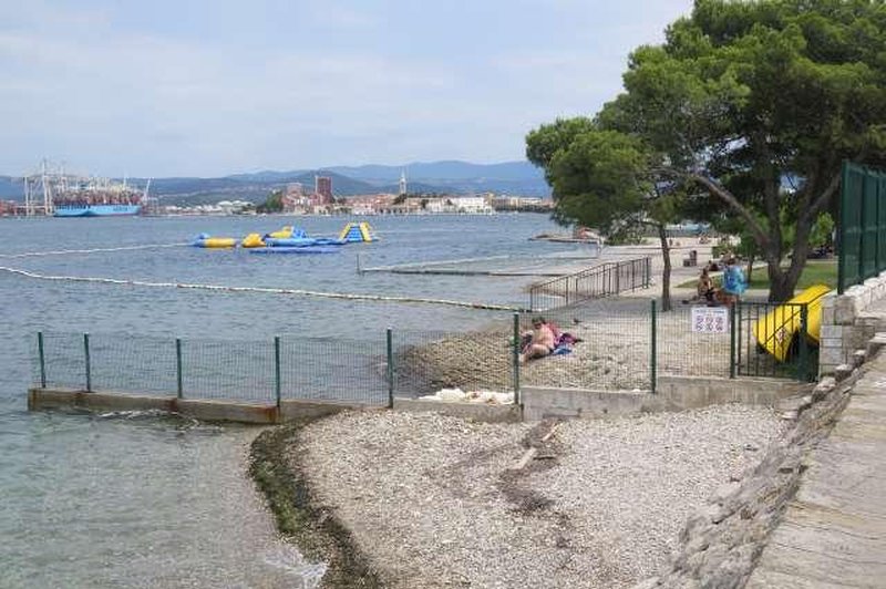 20-letnik na slovenski plaži napadel moškega (foto: STA)