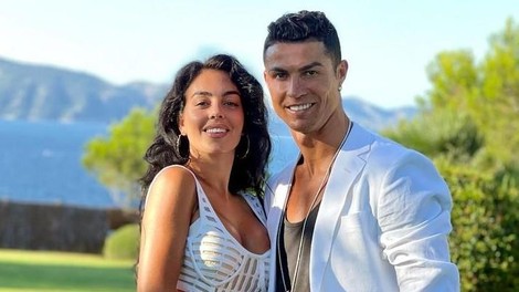 Ronaldo in njegova izbranka raznežila z novimi družinskimi fotografijami