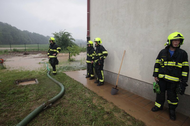 Neurje ponekod povzročilo številne težave, posredovali so tudi gasilci (foto: Bobo)